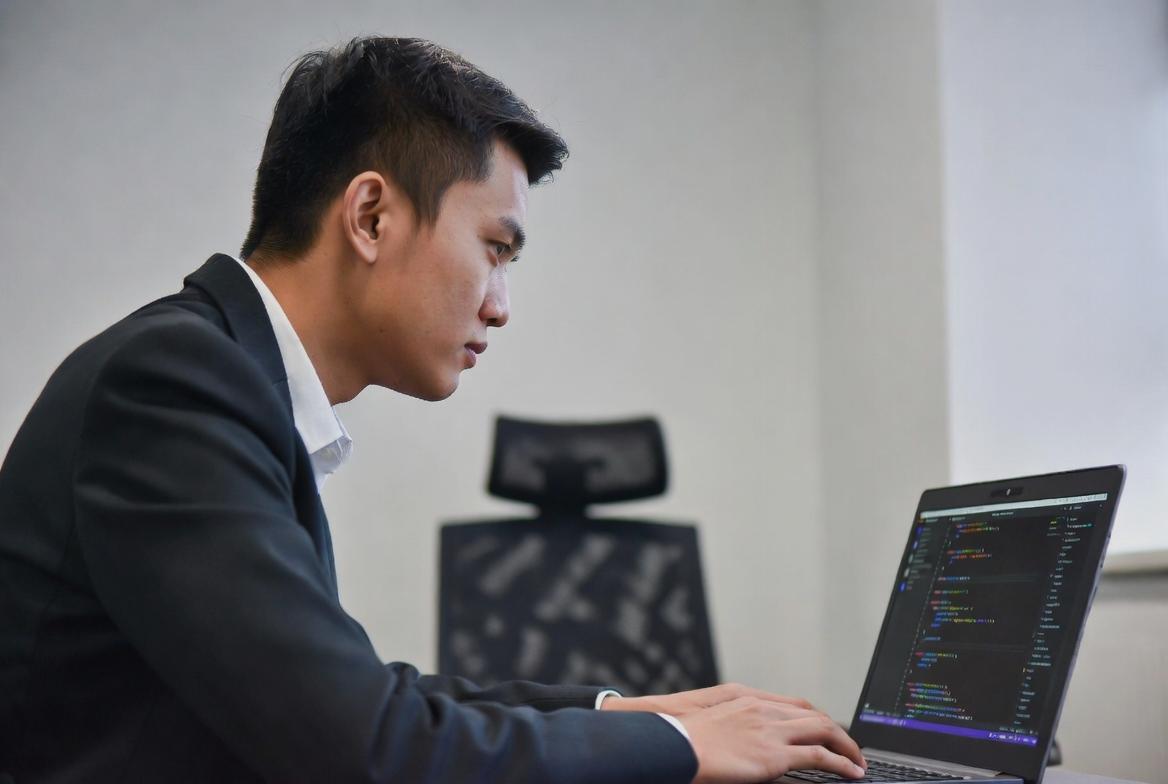 TypeScriptによる型安全な状態管理を示したコード例