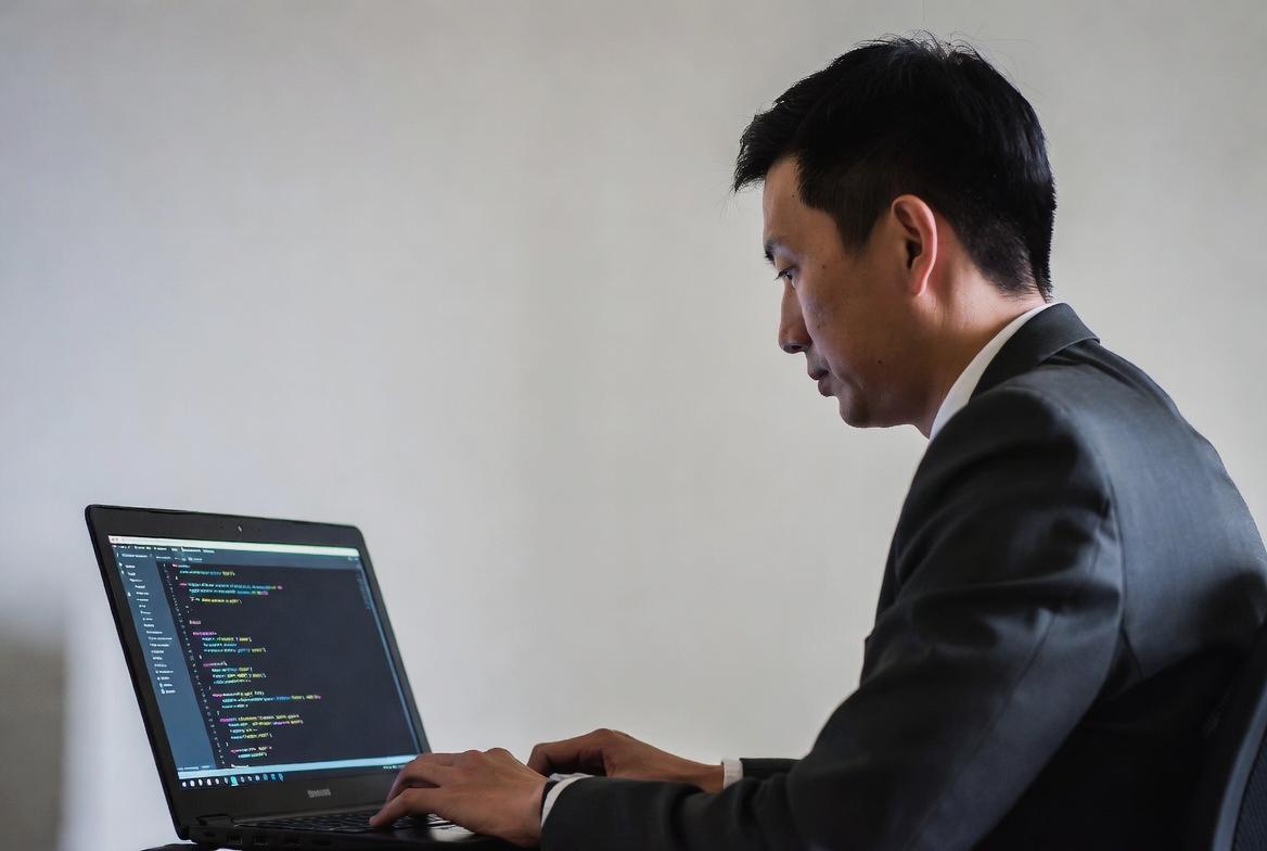 UnityのC#とPythonを目的別に比較し最適な言語選択を示す構図