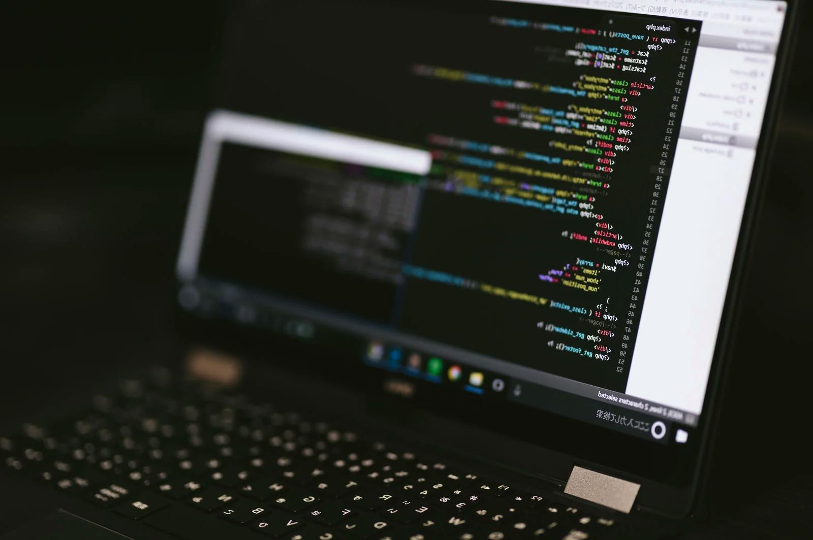 初心者がPHPとRubyの学習方法を比較している様子