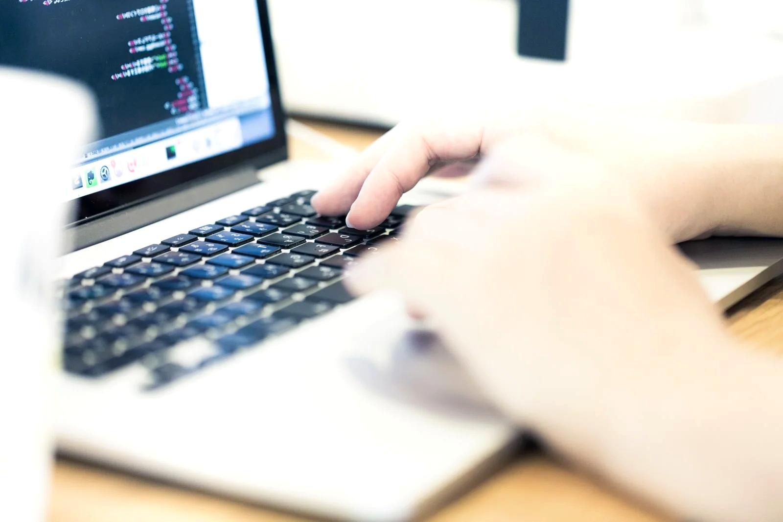 tmuxによる画面分割で開発効率が向上するターミナル作業のイメージ