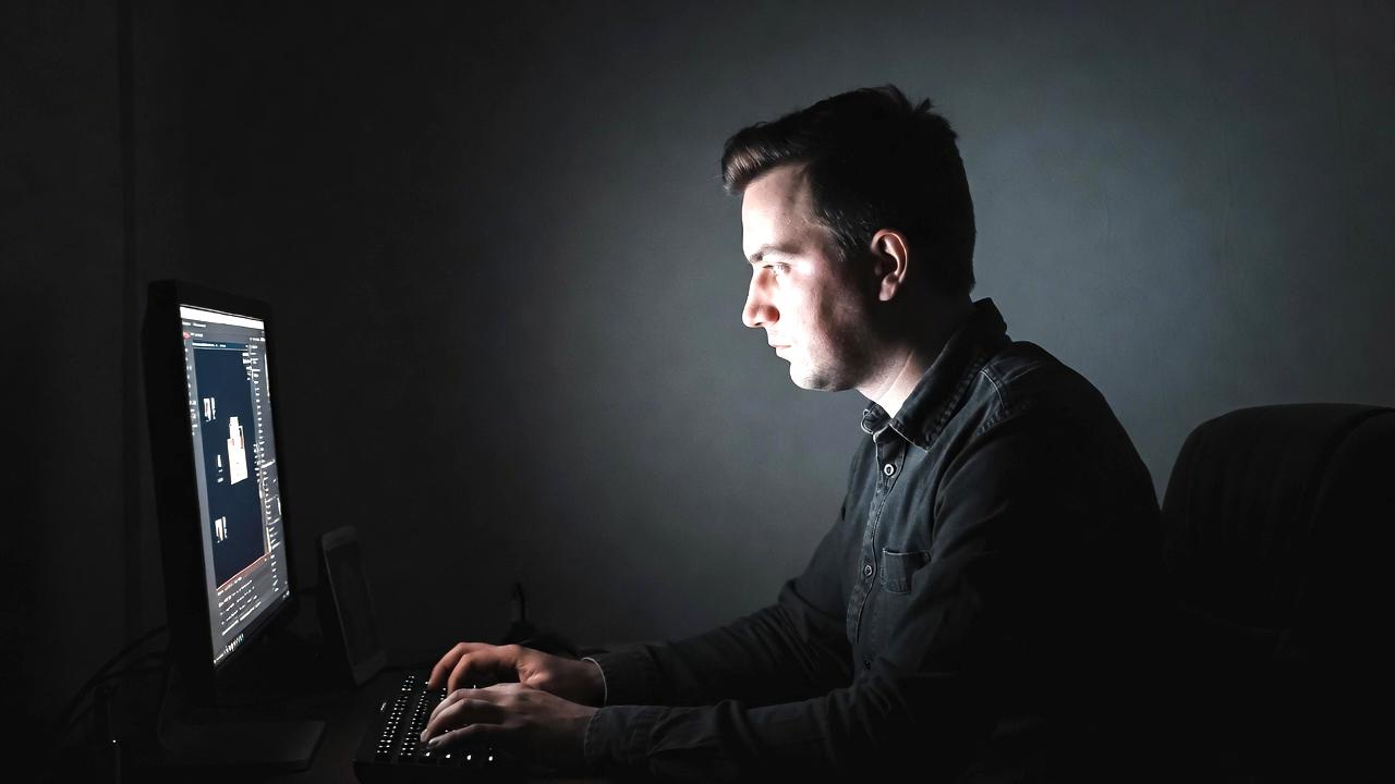 利用規約や著作権などスクレイピングの注意点を示す警告イメージ