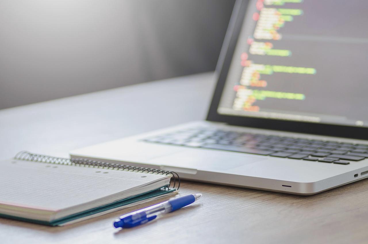 JavaとKotlinの比較と保守性の違いを象徴する抽象的な技術イメージ