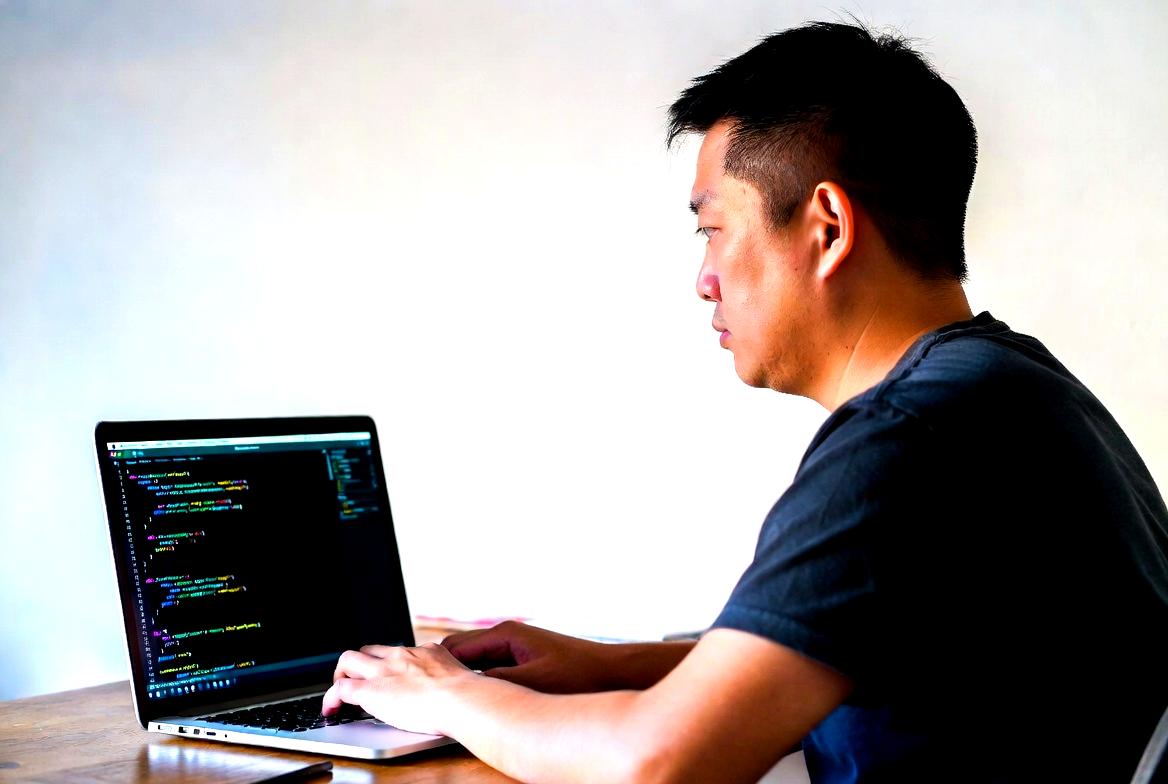 PythonとPydanticによる型安全なデータ検証の概念図