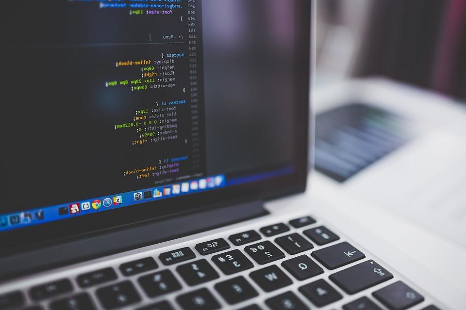Kotlin導入による開発コスト削減と生産性向上を示すビジネス図表