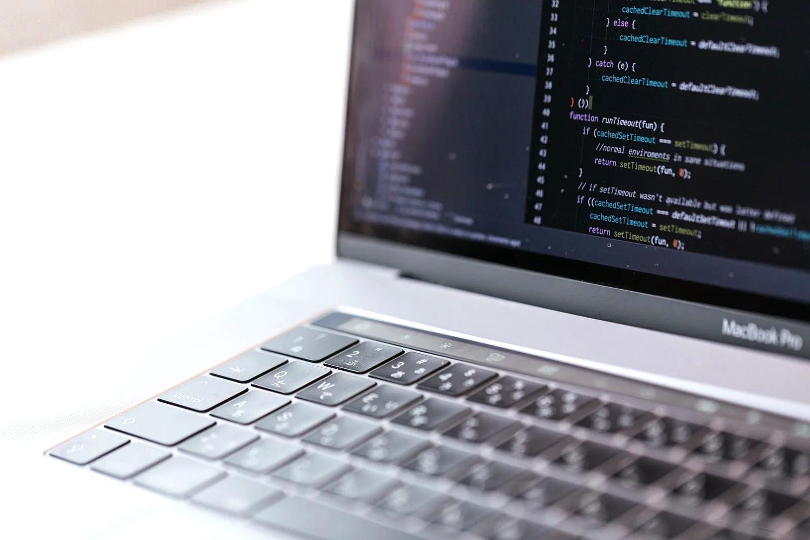 RubyのシンプルなコードとWeb開発中心の利用シーンを示す画面