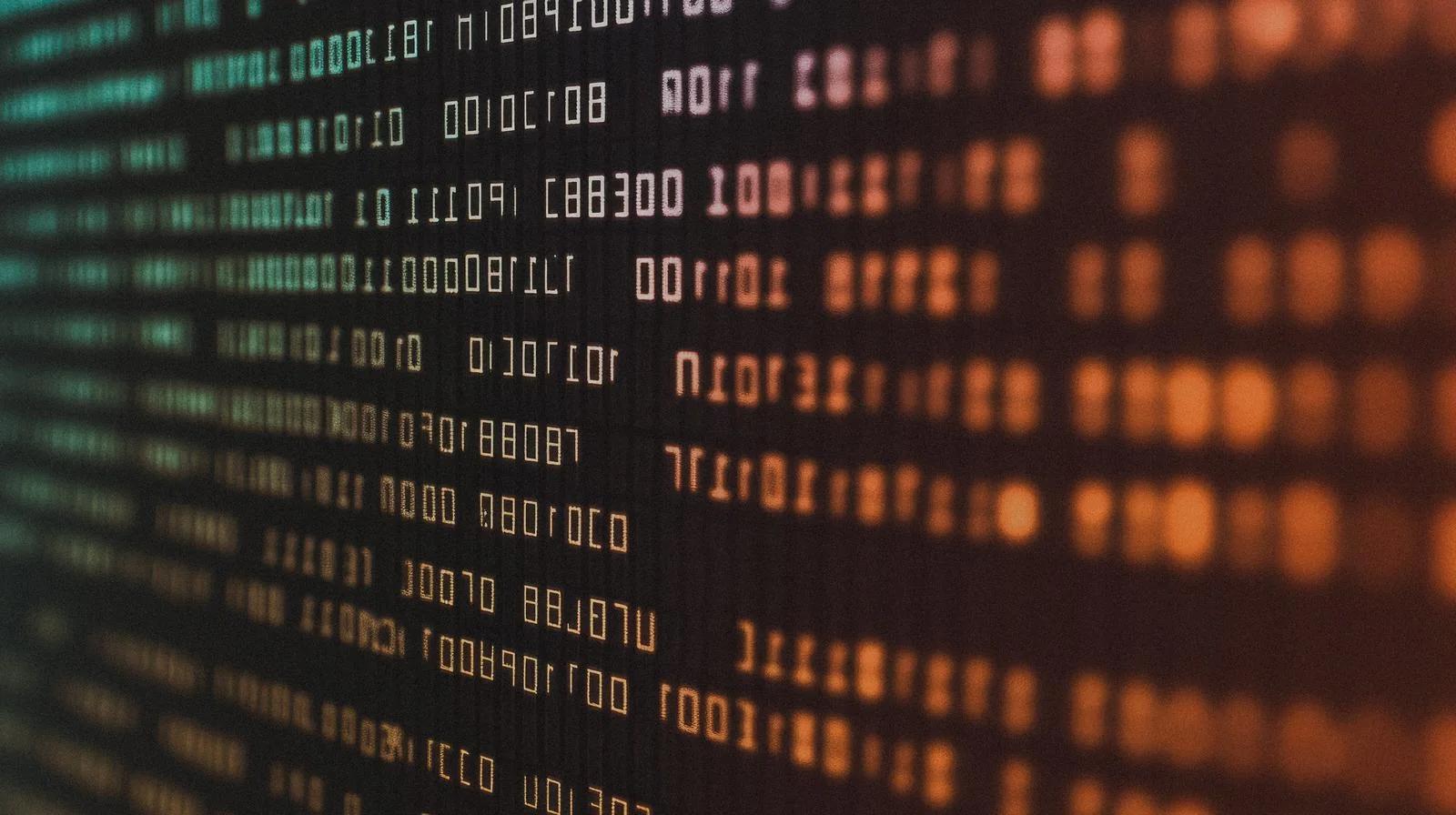C言語の将来性と組み込み開発における重要性を示す概念ビジュアル