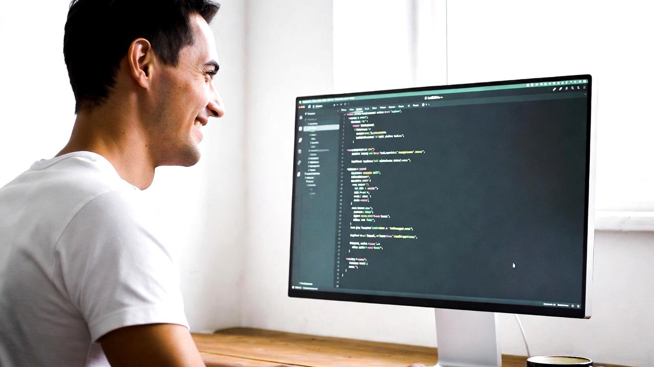 VimとNeovimを比較しながら最適なエディタ選びを検討する開発者のイメージ