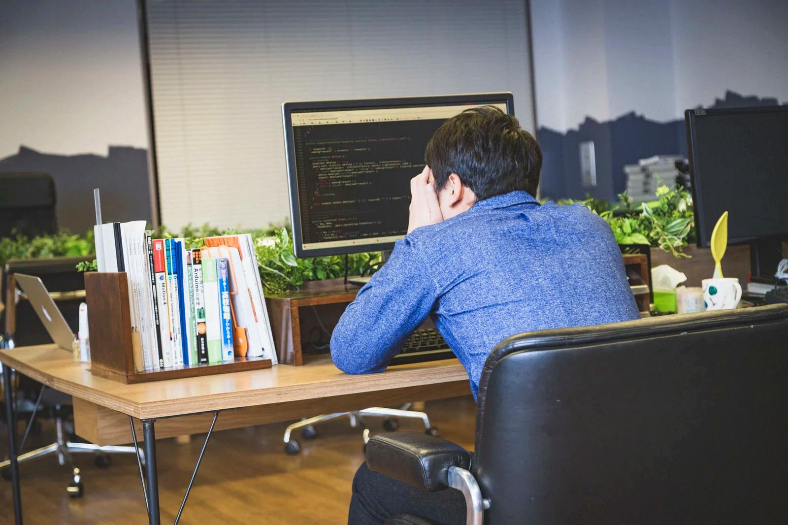静的型付けがコンパイル時にエラーを検出する仕組みの概念図