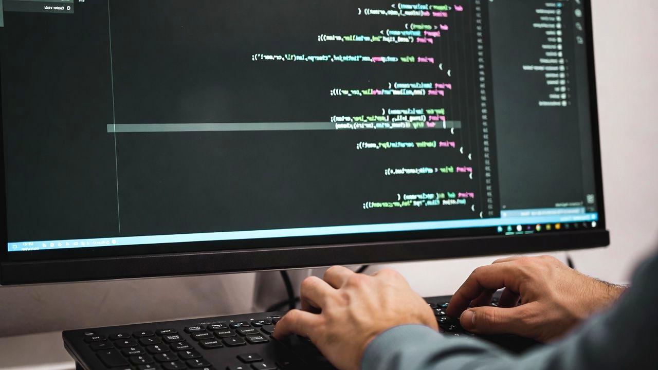 zshの補完機能やテーマ拡張を活用する開発者のターミナル環境イメージ