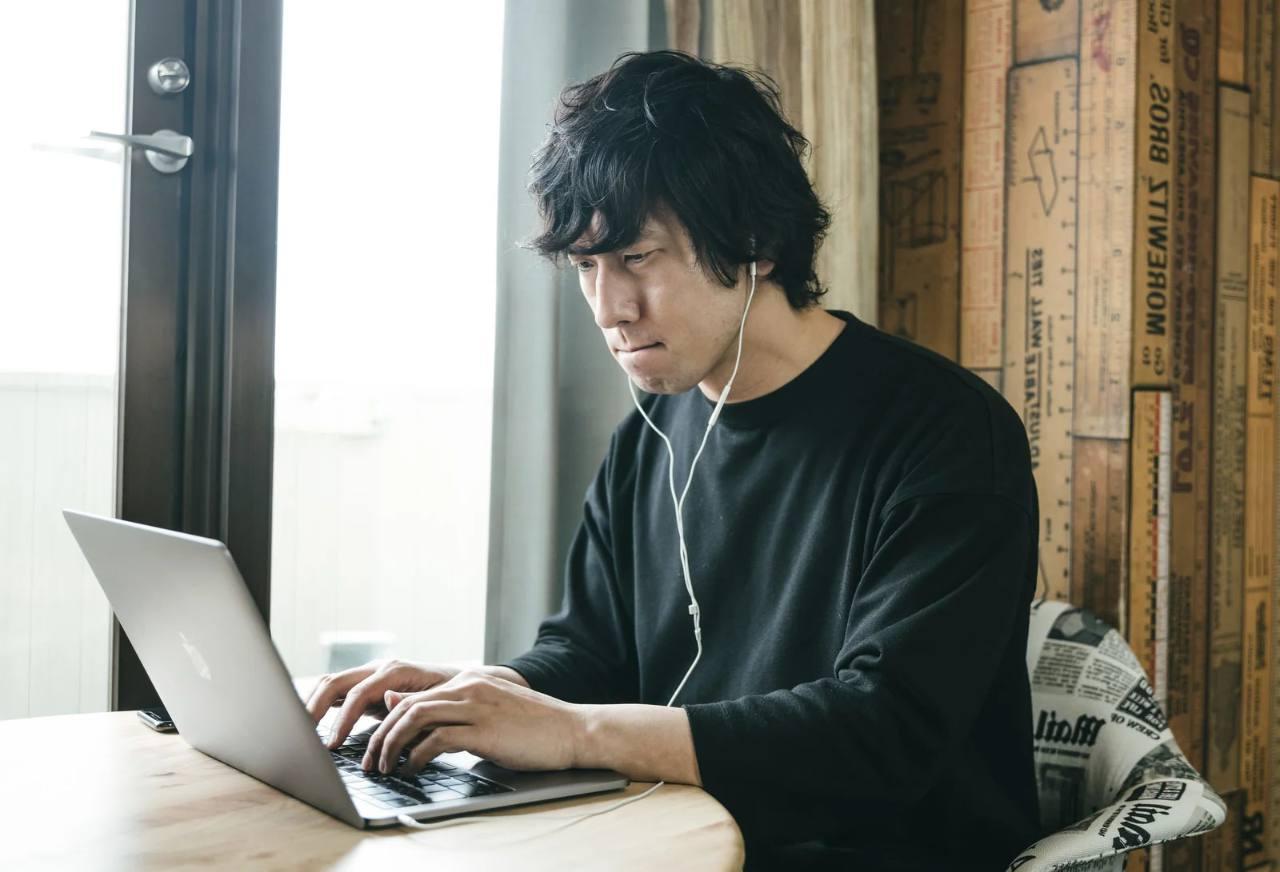 Ginフレームワークのバリデーション機能がサーバーサイドで重要な理由を図解した概念図