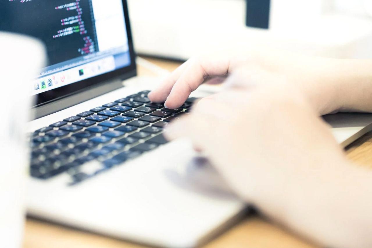 ScalaとPowerShellの特徴を比較するプログラミング環境のイメージ