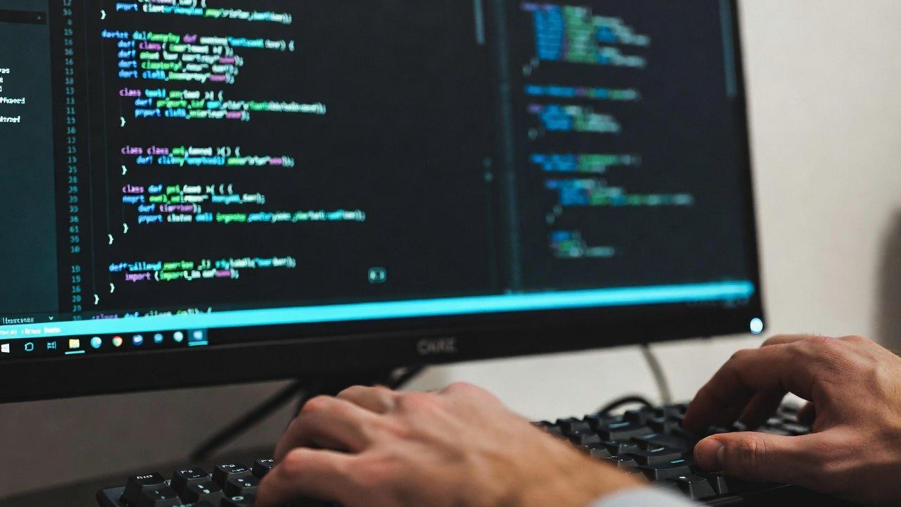 Perlの歴史を振り返るコンピューターとコードのイメージ