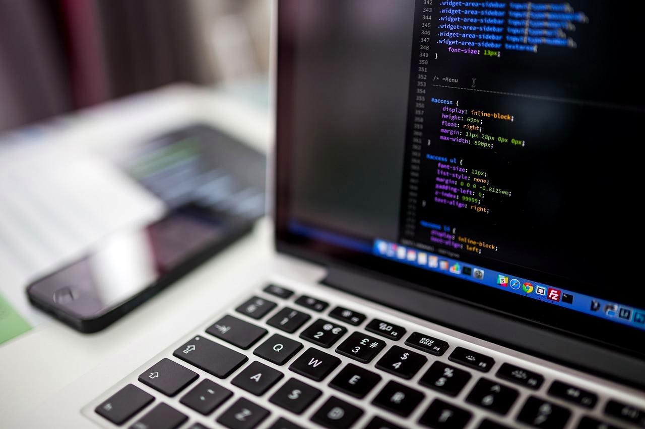 Rustのロゴとコード例が表示されたモニター