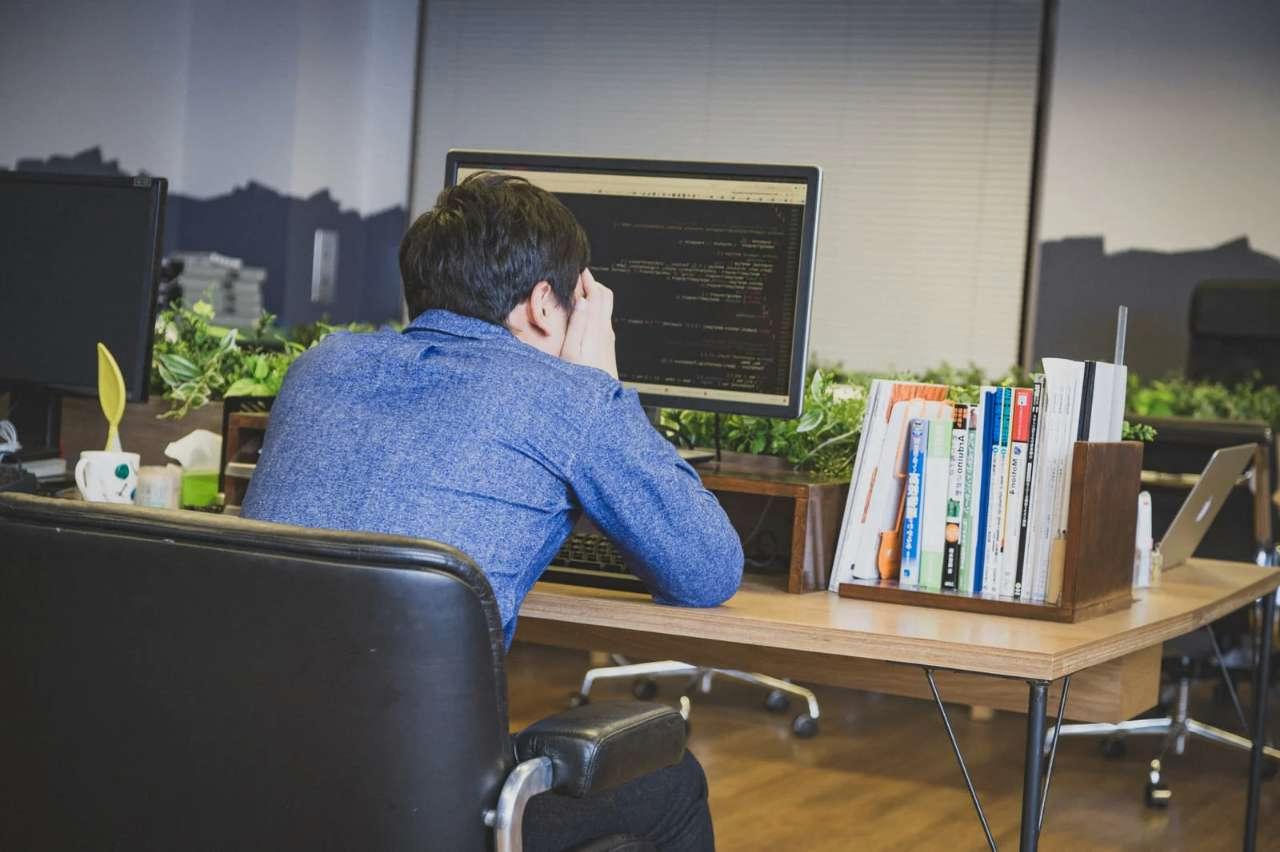 C++の高速処理性能とWebサーバー開発におけるメリットを表すイメージ