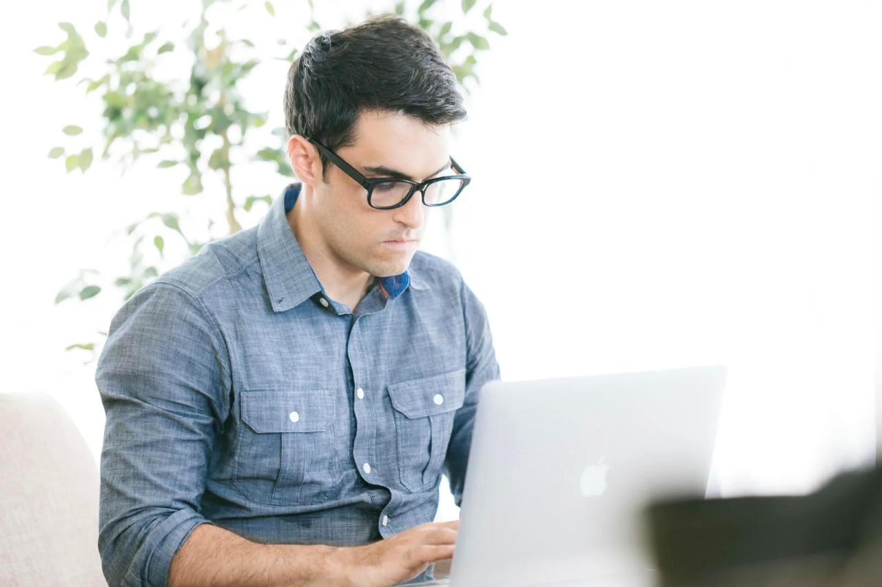 FlutterとKotlinによるアプリ開発の違いを示す技術イメージ