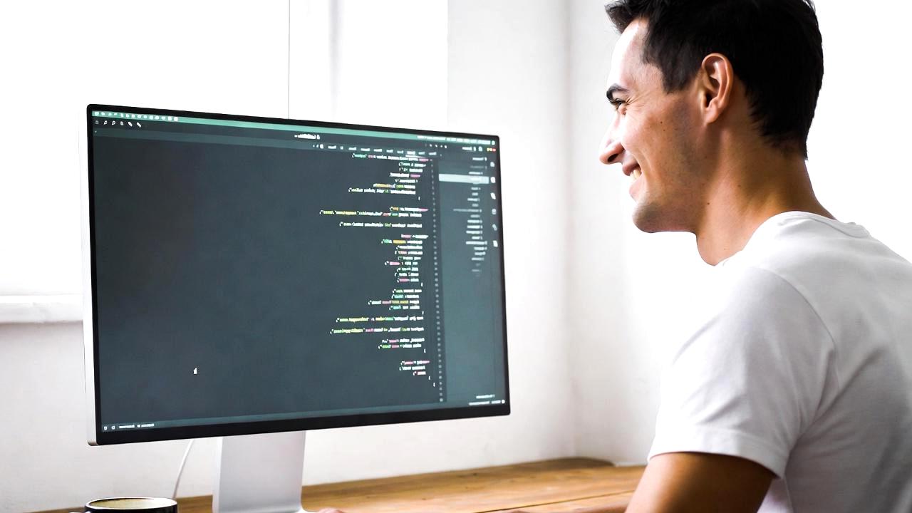 Excel VBAによる業務自動化を表現したデスクワークのイメージ