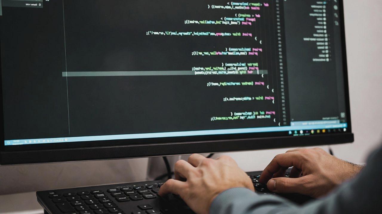 企業の業務効率化でExcelとVBAを活用しているイメージ
