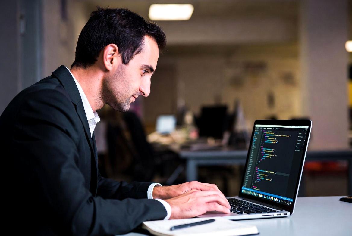 PythonとLispによるGUI開発の特徴と選択肢を比較するイメージ
