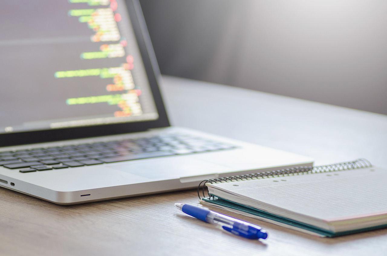 Ruby on RailsとFlutterの特徴を比較するプログラミング開発環境のイメージ