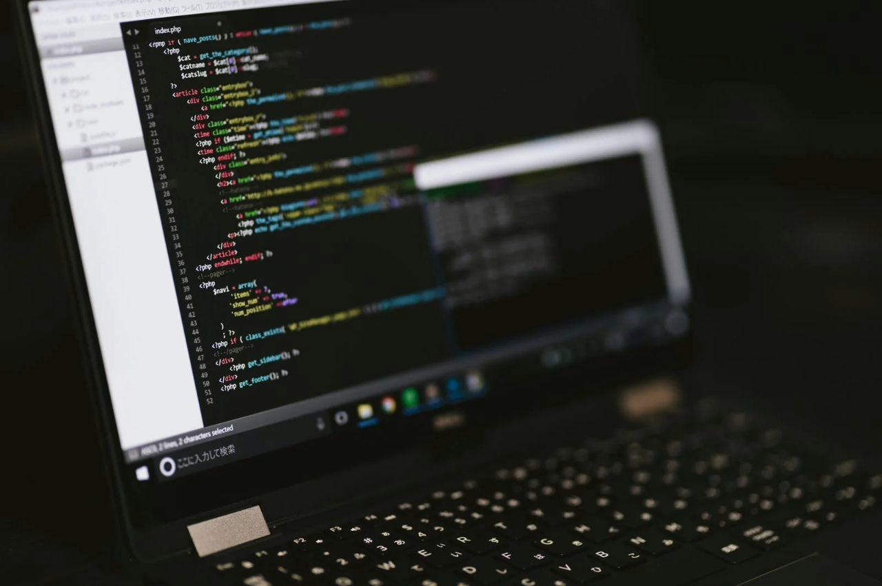 Laravelコードでコンテキスト情報付きログを実装するイメージ