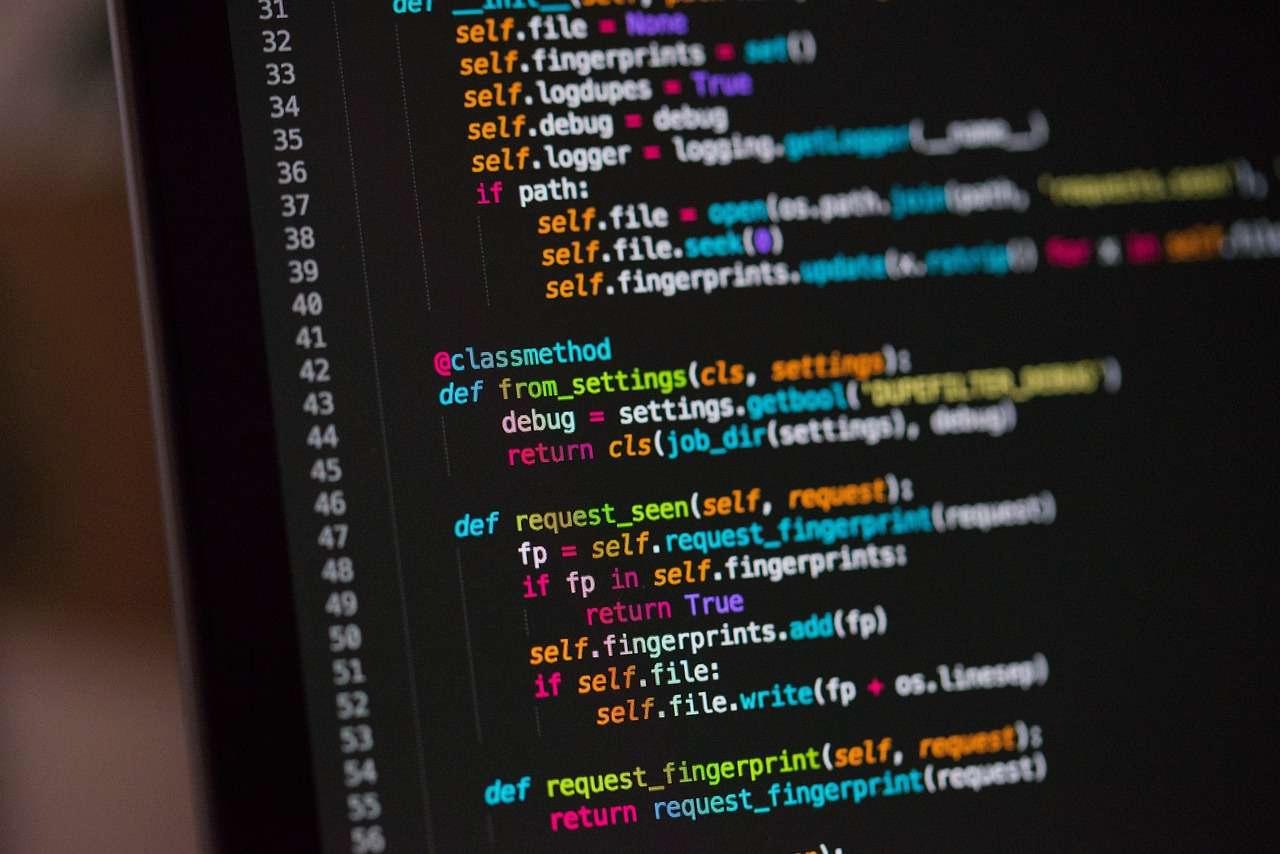 Djangoで構築したWebサービスの速度低下原因を分析するイメージ
