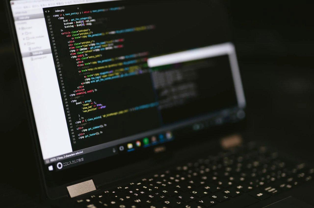 PHPとHaskellの異なる設計思想と実行方式を比較する図解