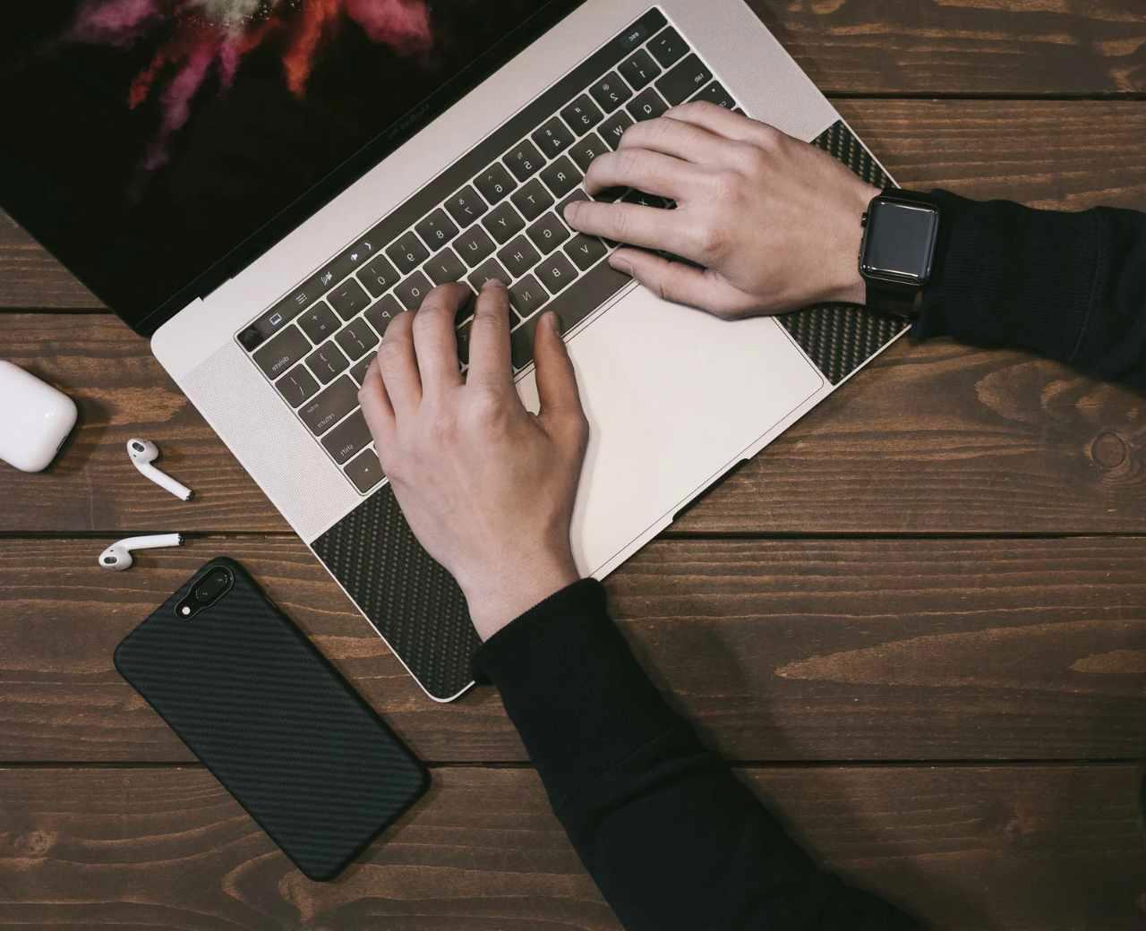 Excel VBAのエラー画面と停止したマクロのコードが表示されたデスクトップ画面
