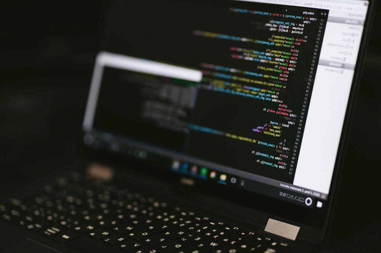 LaravelのLogファサードの正しい使い方と、乱用を避ける設計の要点をまとめたインフォグラフィック