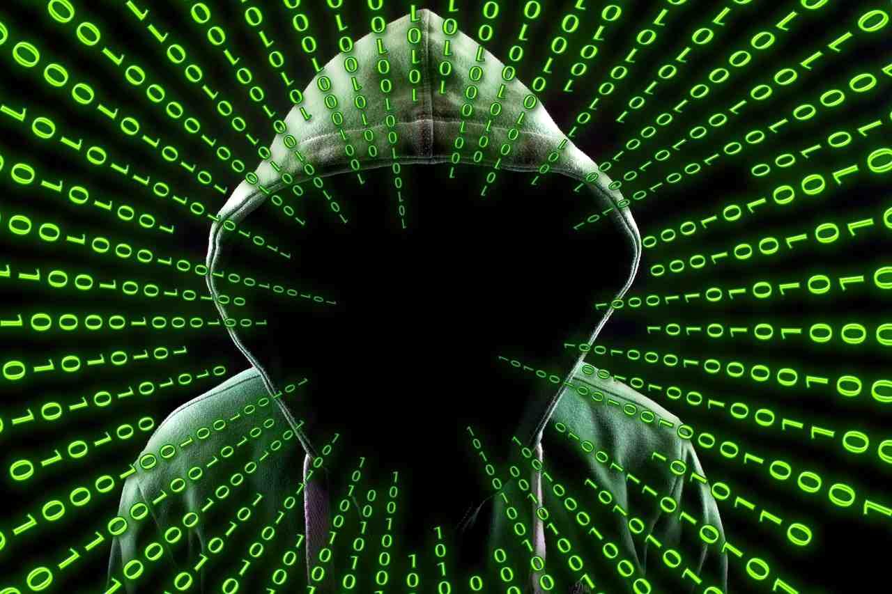 日本のIT企業オフィスで複数の開発者がコードを書いている現場のイメージ