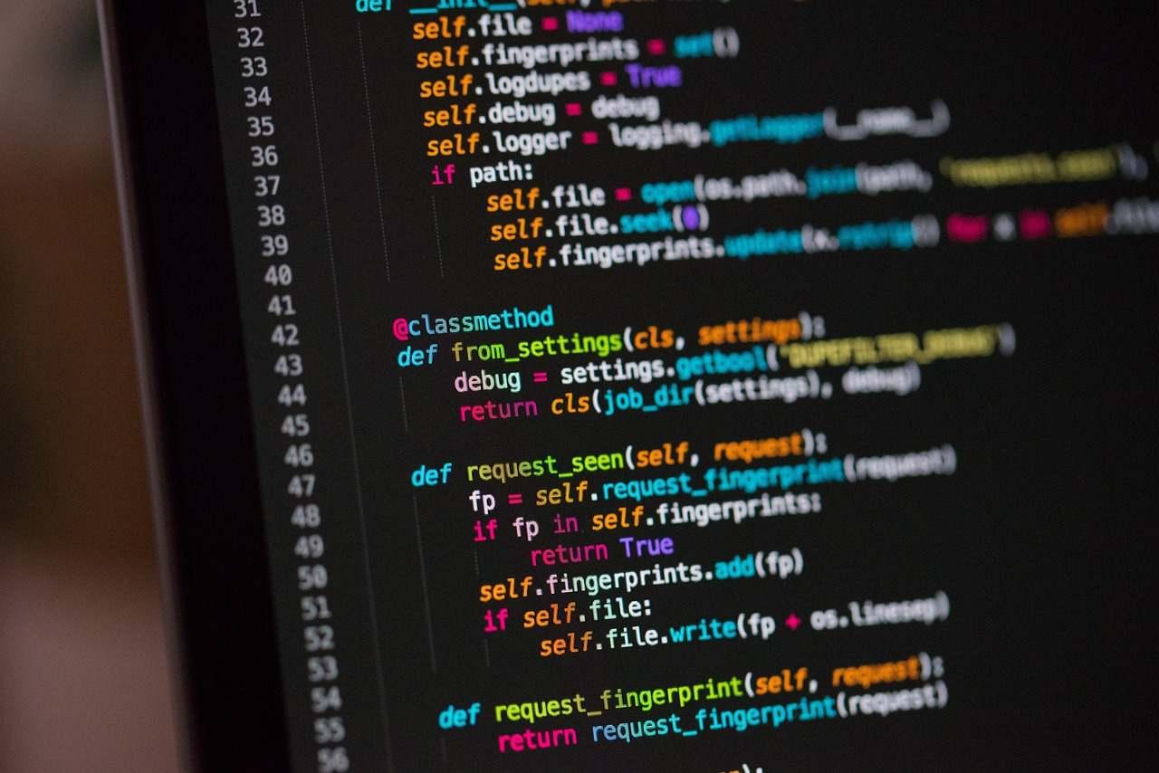 チームでWebアプリケーション開発を進めるイメージ