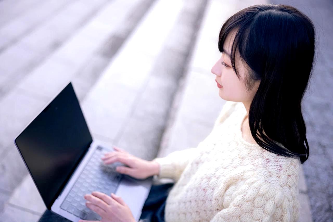 axumがRust Web開発の標準となる未来を象徴するイメージ