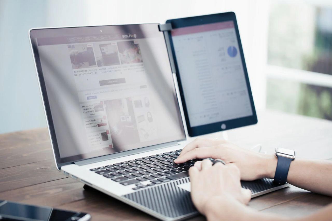 ヒーププロファイルのグラフが表示されたモニターとコマンドライン