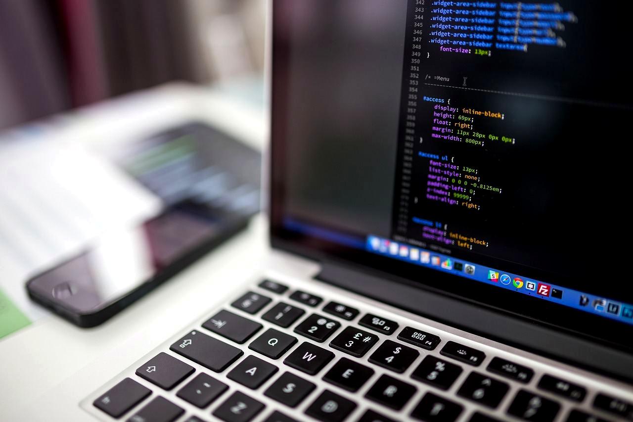 C言語とVB.NETの平均年収データを比較するグラフのイメージ