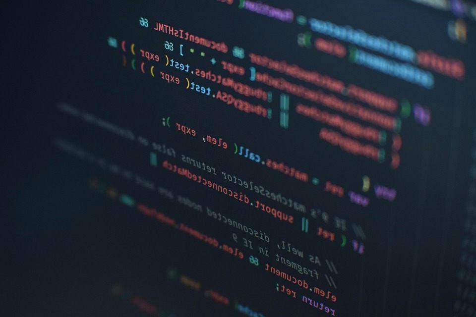 C#の堅牢なコード設計とベストプラクティスを象徴するクリーンな構造のイメージ