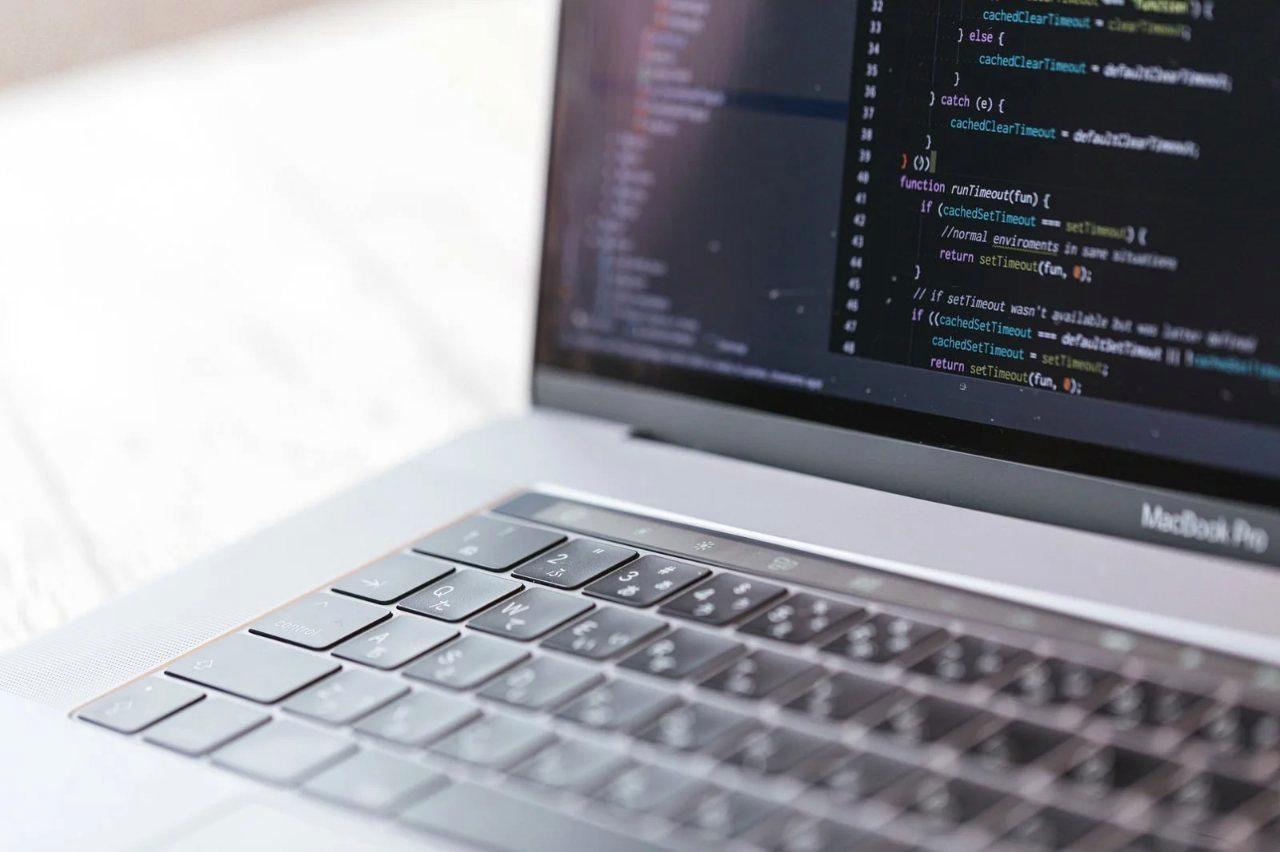 天秤の一方にJavaScript、他方にCOBOLを載せ、COBOL側が軽く持ち上がっているイラスト
