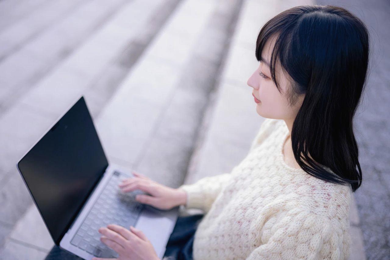VBAとVB.NETのコードエディタ画面で、両言語の文法比較を行う開発者の手元
