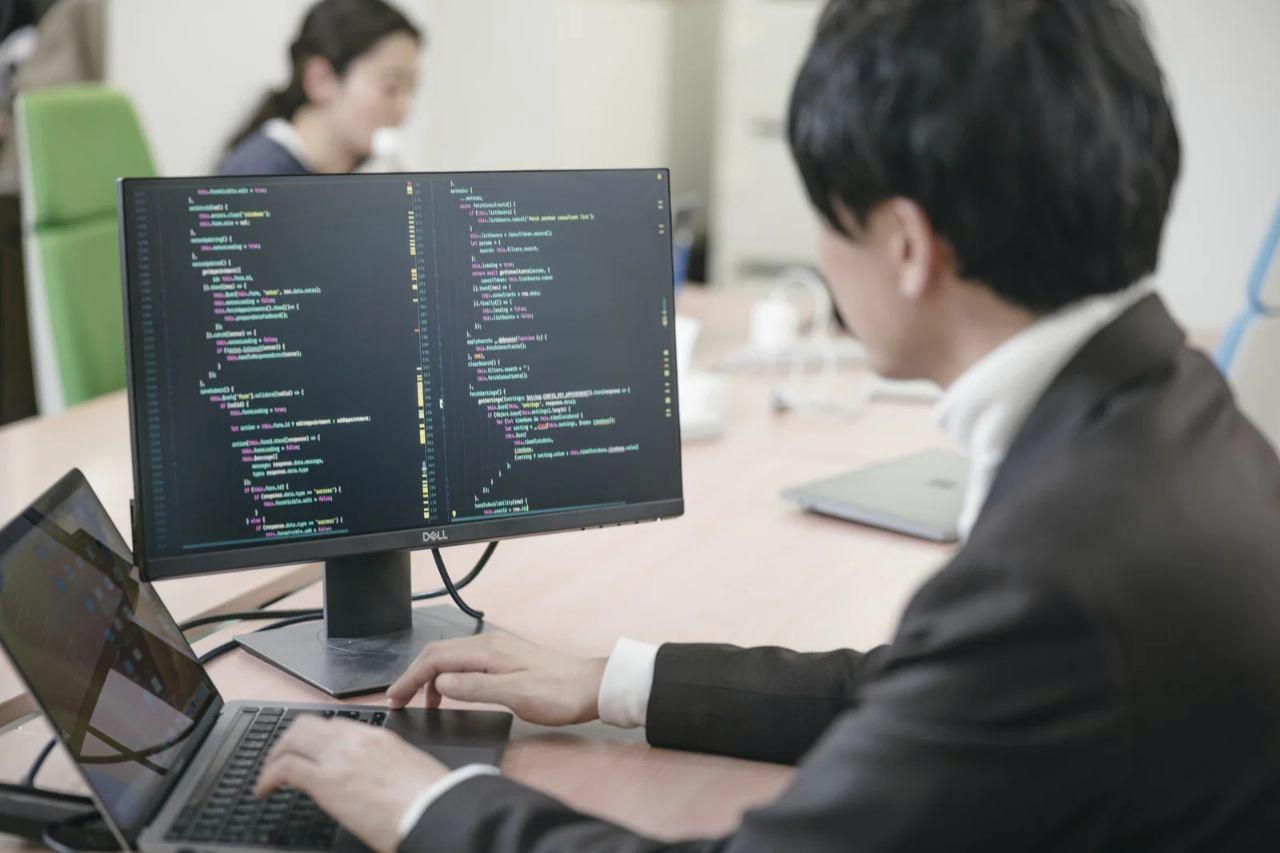 Xcodeのビルド設定画面で最適化レベルとdSYM生成の設定を変更する様子のイラスト
