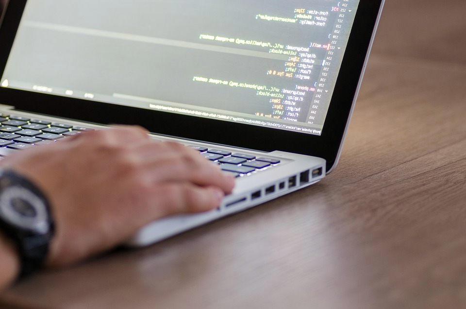 RubyとVBAのロゴが並ぶ、バッチ処理を象徴するデータフロー図のイメージ