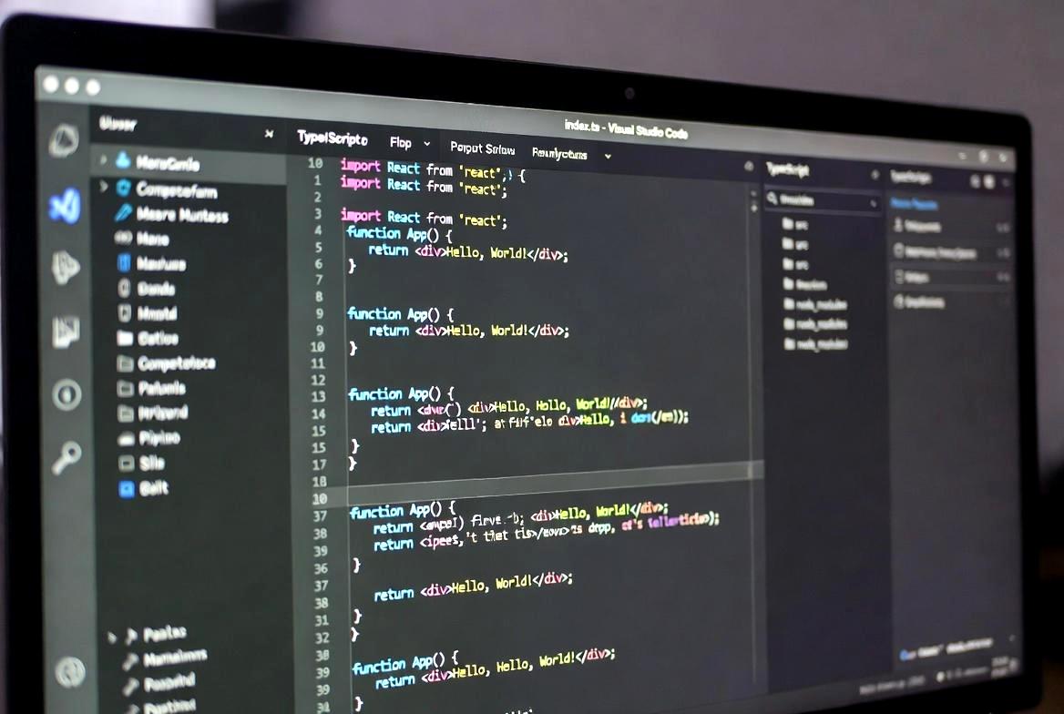 TypeScriptのコードエディタ画面とオブジェクト指向から関数型への移行を示す図