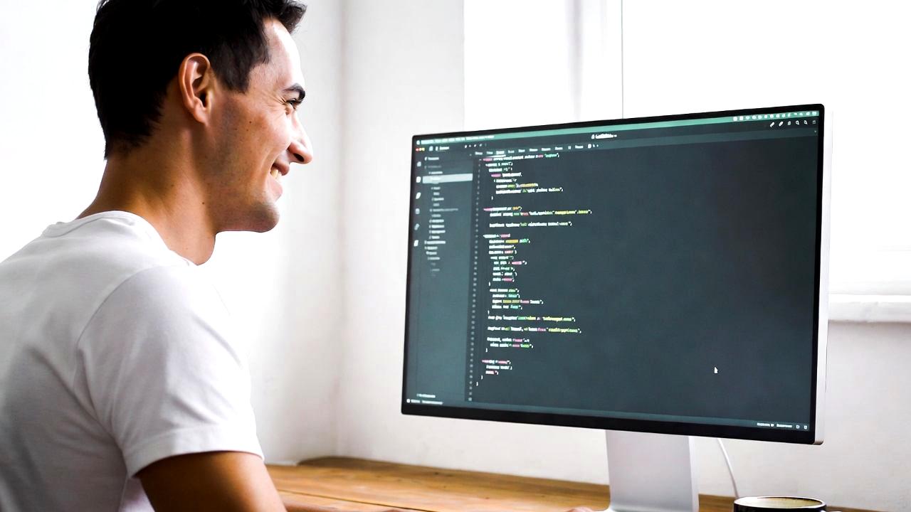 C#のロゴと.NETフレームワークの構成図、Visual Studioの開発画面