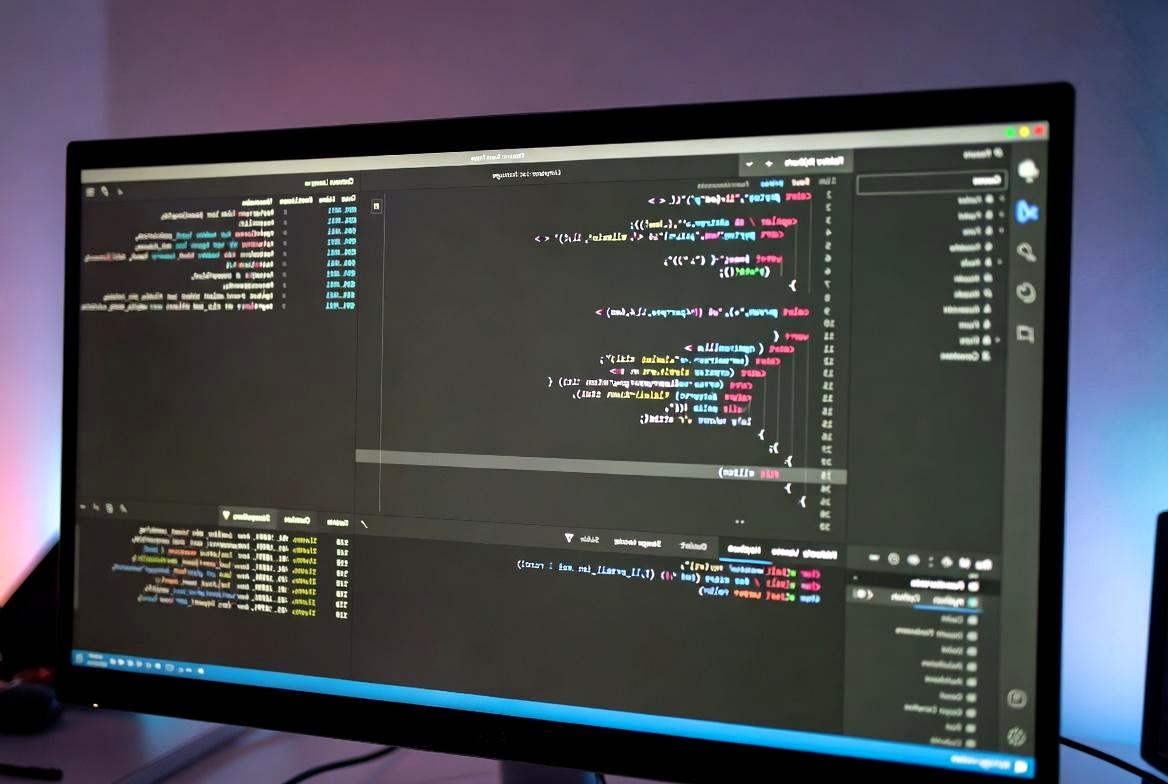 古いMac ProとXcodeのスクリーンショットが写るレガシーな開発環境