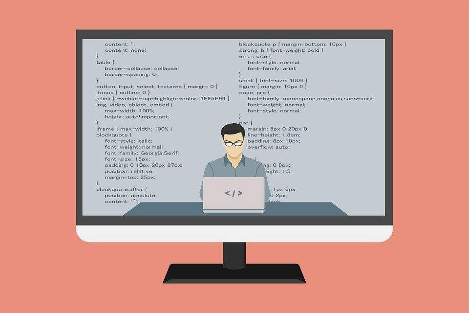 プログラマーが複数のモニターでコードを確認しながら、ScalaとF#のパフォーマンス比較を分析している様子
