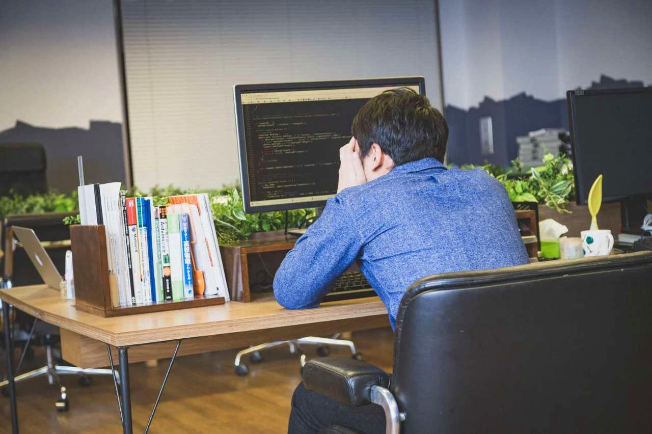 C++とVB.NETが利用される開発分野を比較するイメージ