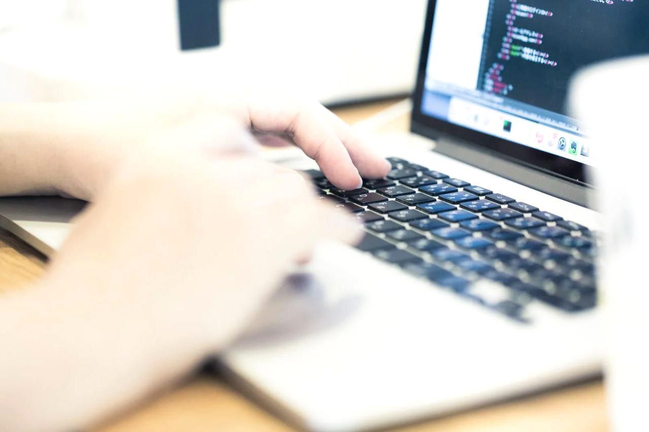 systemd設定ミスによるサービス障害を表すLinuxサーバー画面