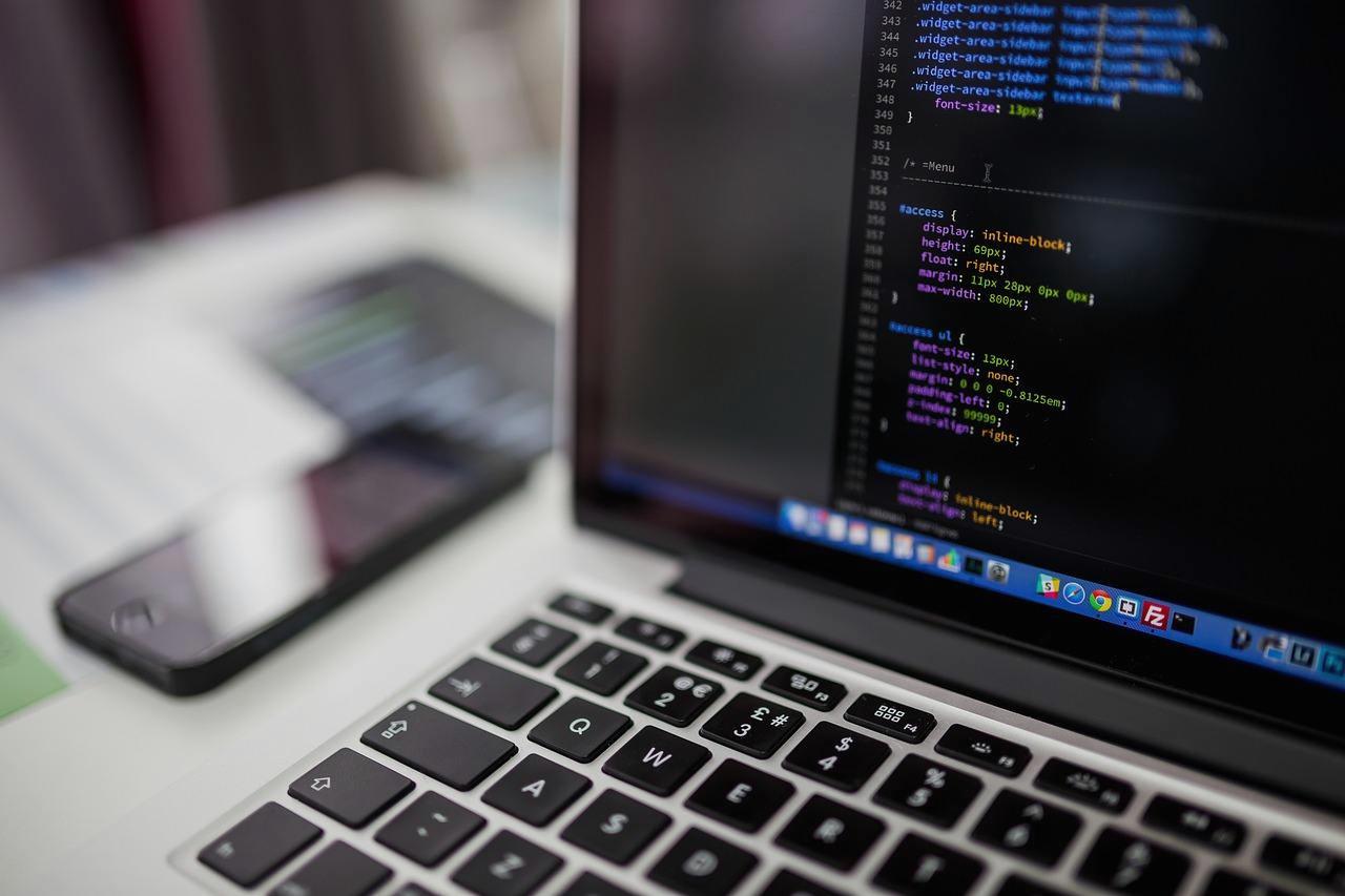 .NETロゴとF#のシンボルが重なり、関数型言語のエコシステム成長を表現したイメージ