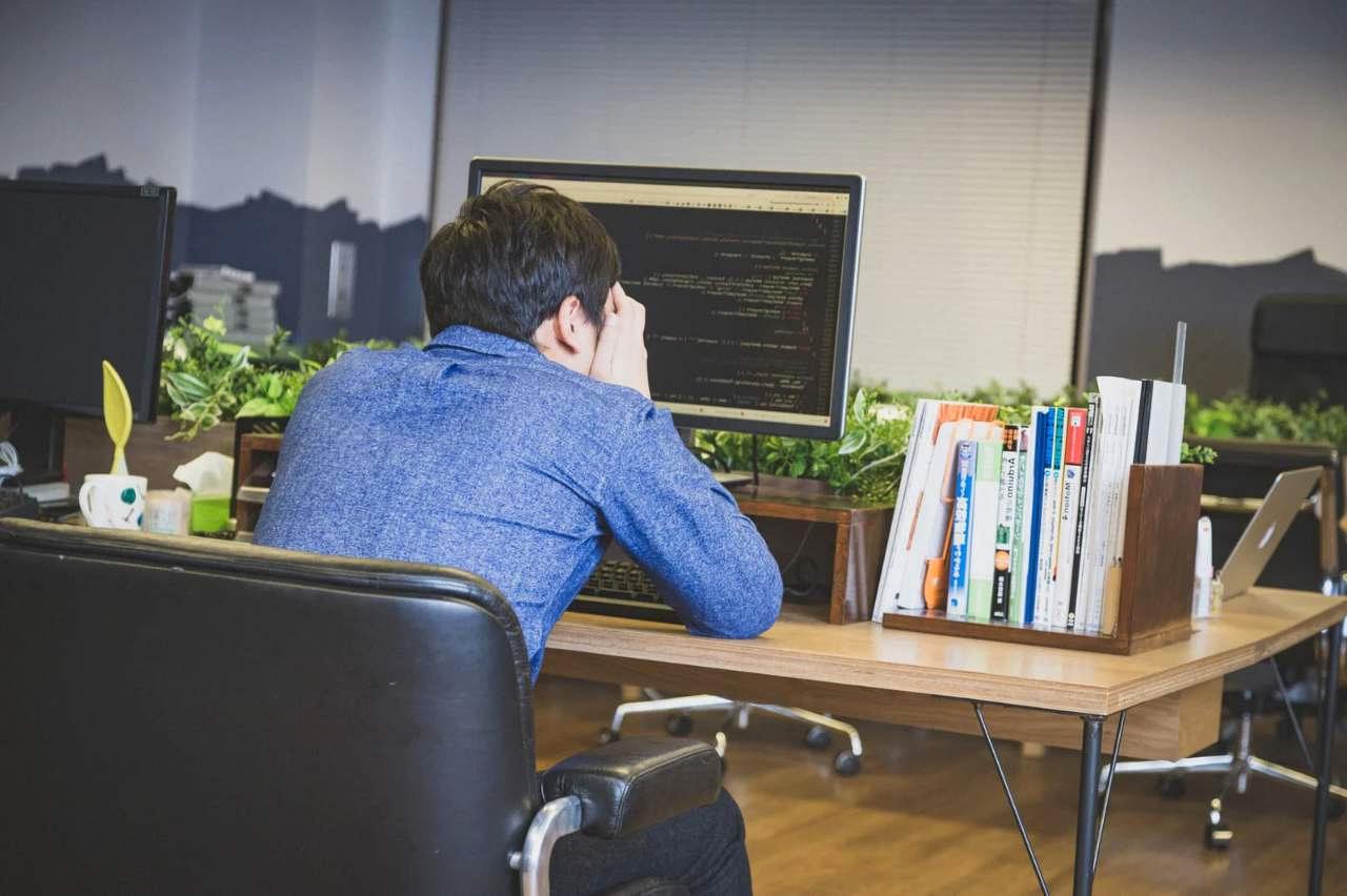 C++の本と動画教材を前に比較しながら迷う初心者学習者のイメージ