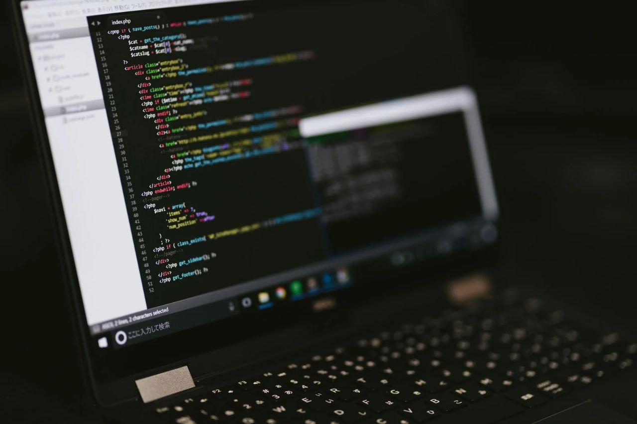 PHPのログファイルとサーバー画面が表示された開発環境の写真
