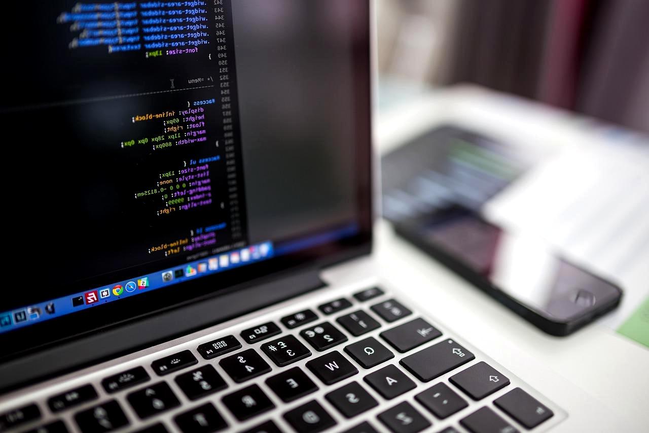 C++とVB.NETの将来性比較をまとめたプログラミングイメージ