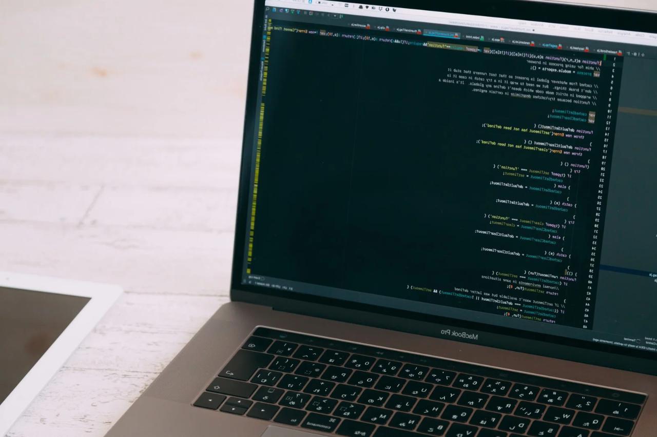 Gitによるブランチ管理やコード変更を表現した開発イメージ