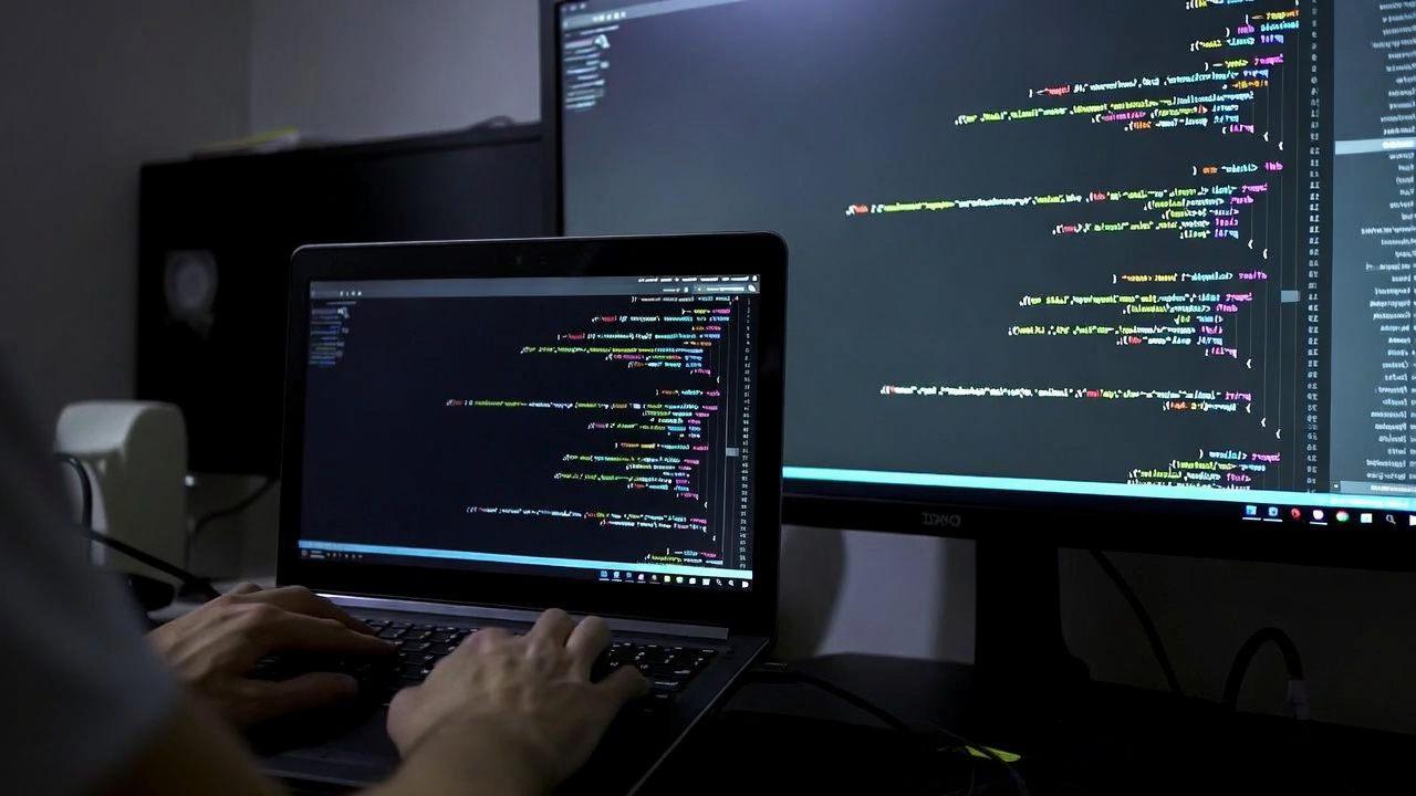 過剰な抽象化から脱却し、シンプルで読みやすいコード設計を目指すエンジニアの姿